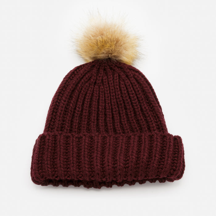 Tuque pourpre en tricot à larges mailles avec pompon amovible
