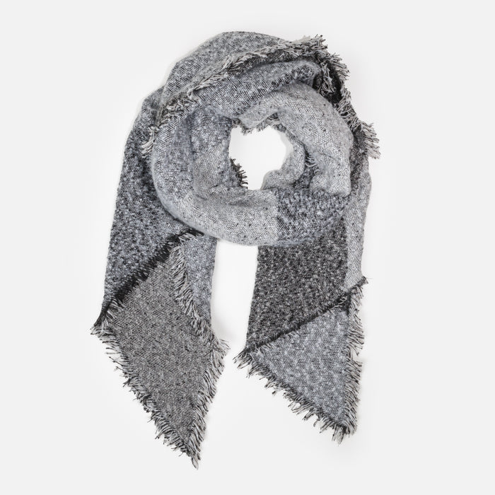 Foulard noir et gris aux extrémités en pointe