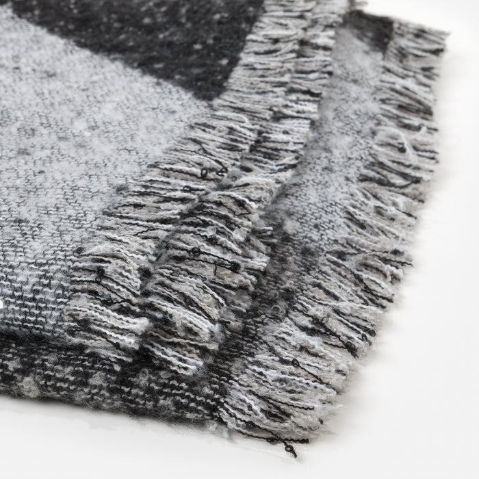 Foulard noir et gris aux extrémités en pointe