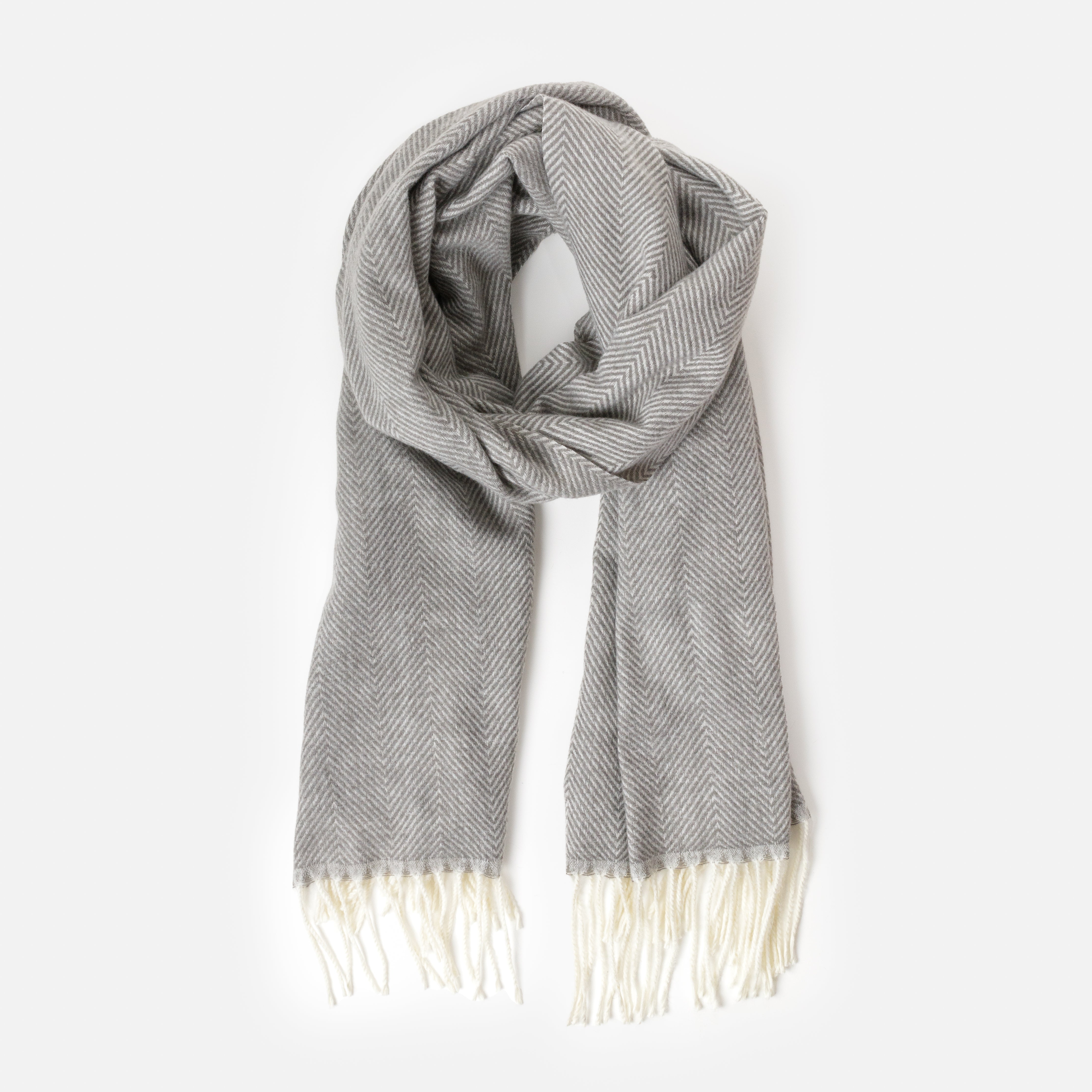 Foulard gris à motif à chevrons avec frange ivoire
