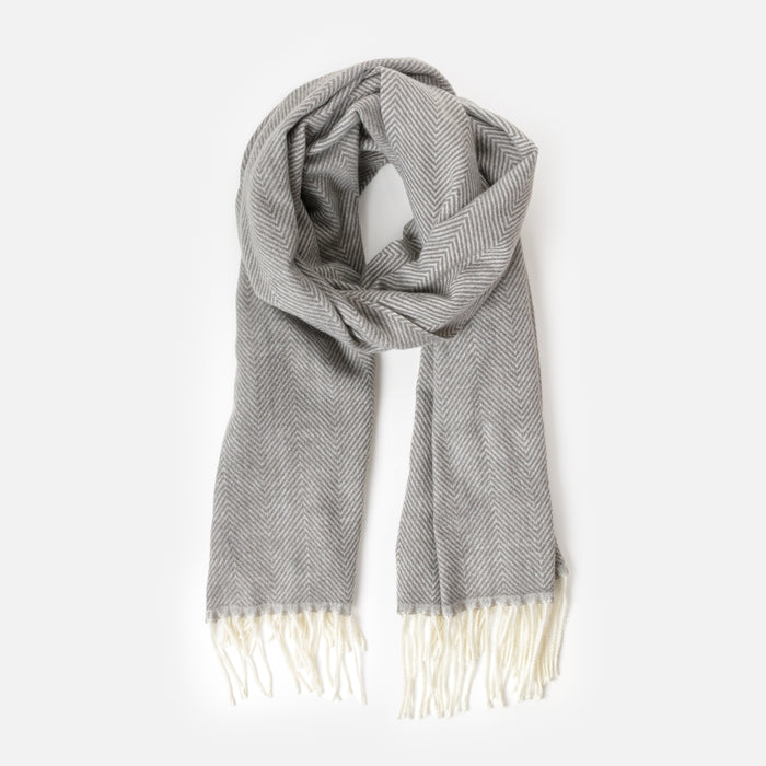 Foulard gris à motif à chevrons avec frange ivoire