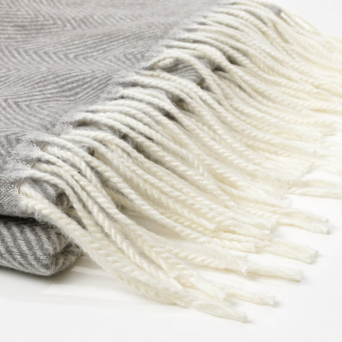 Foulard gris à motif à chevrons avec frange ivoire