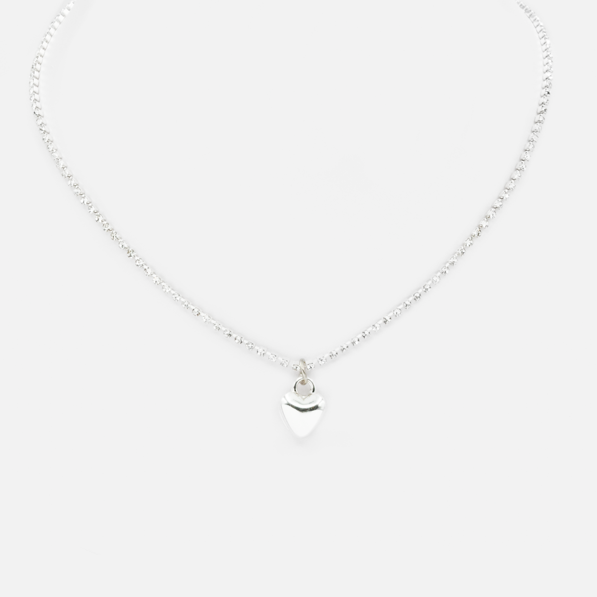 Collier court argenté avec breloque coeur