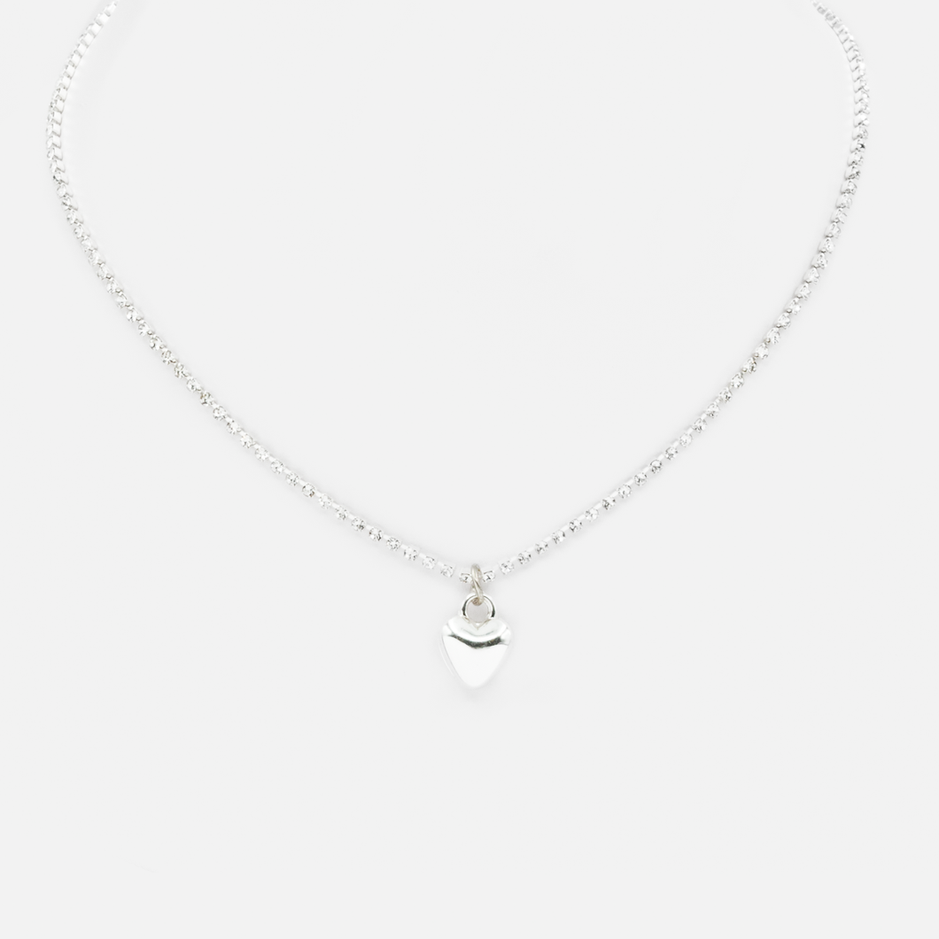 Short silvered necklace with heart charm