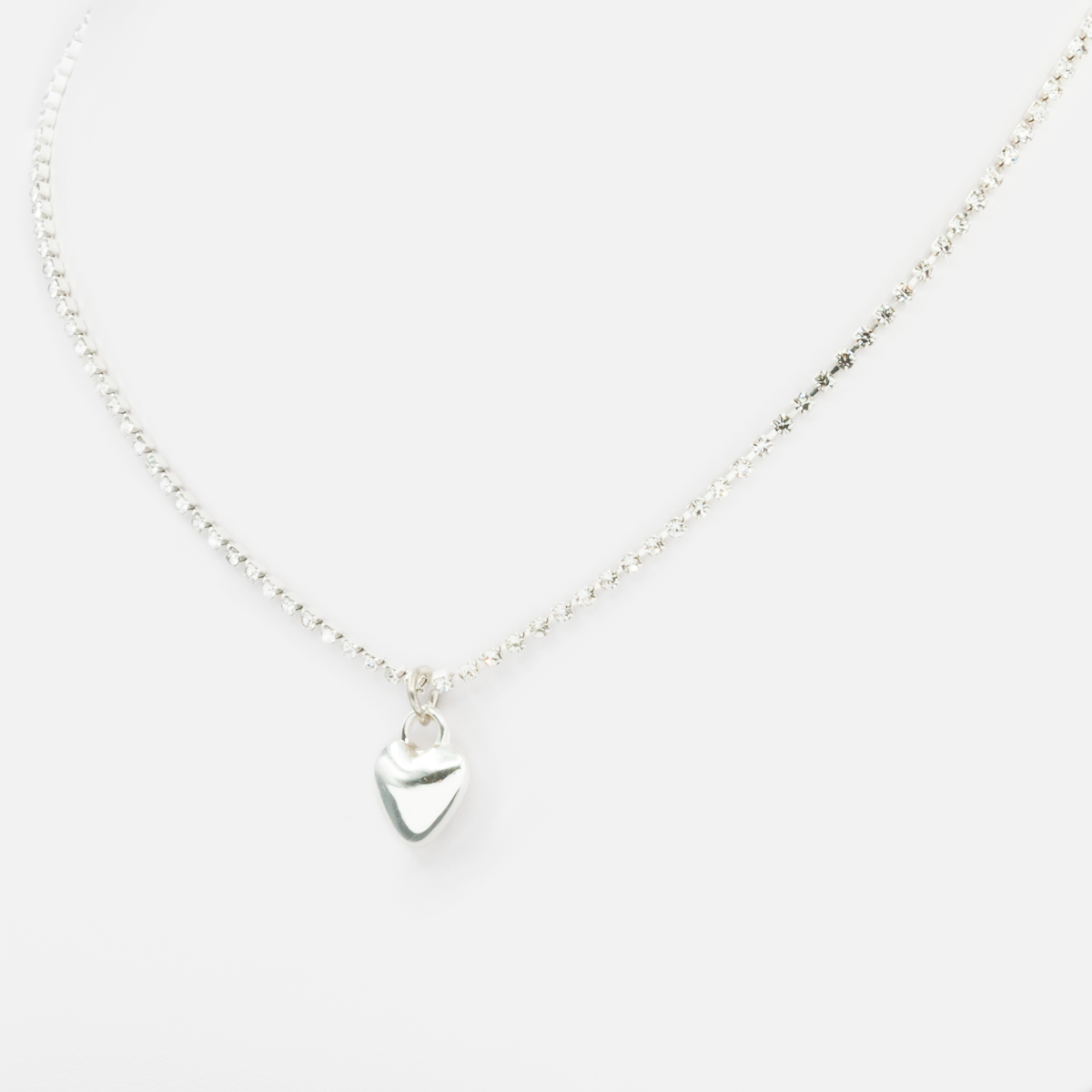 Short silvered necklace with heart charm