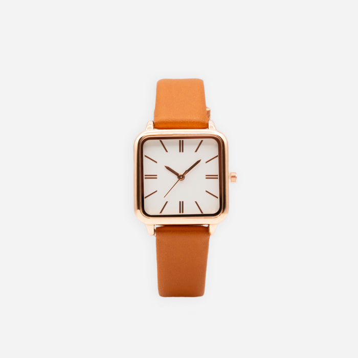 Montre brune avec cadran carrée