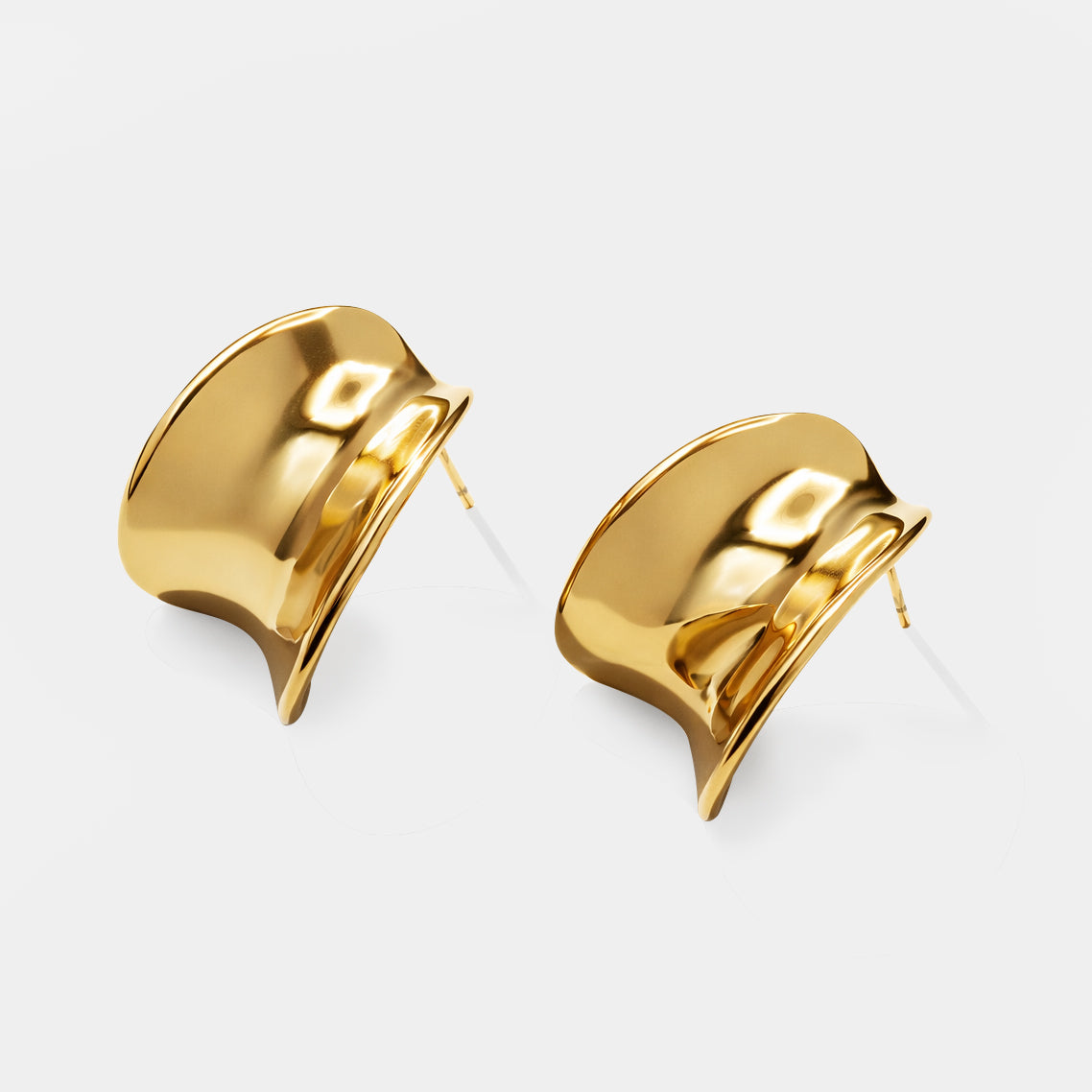 Bizou SF253E001GL – Gold chunky curved hoop earrings in stainless steel, polished finish, angled view