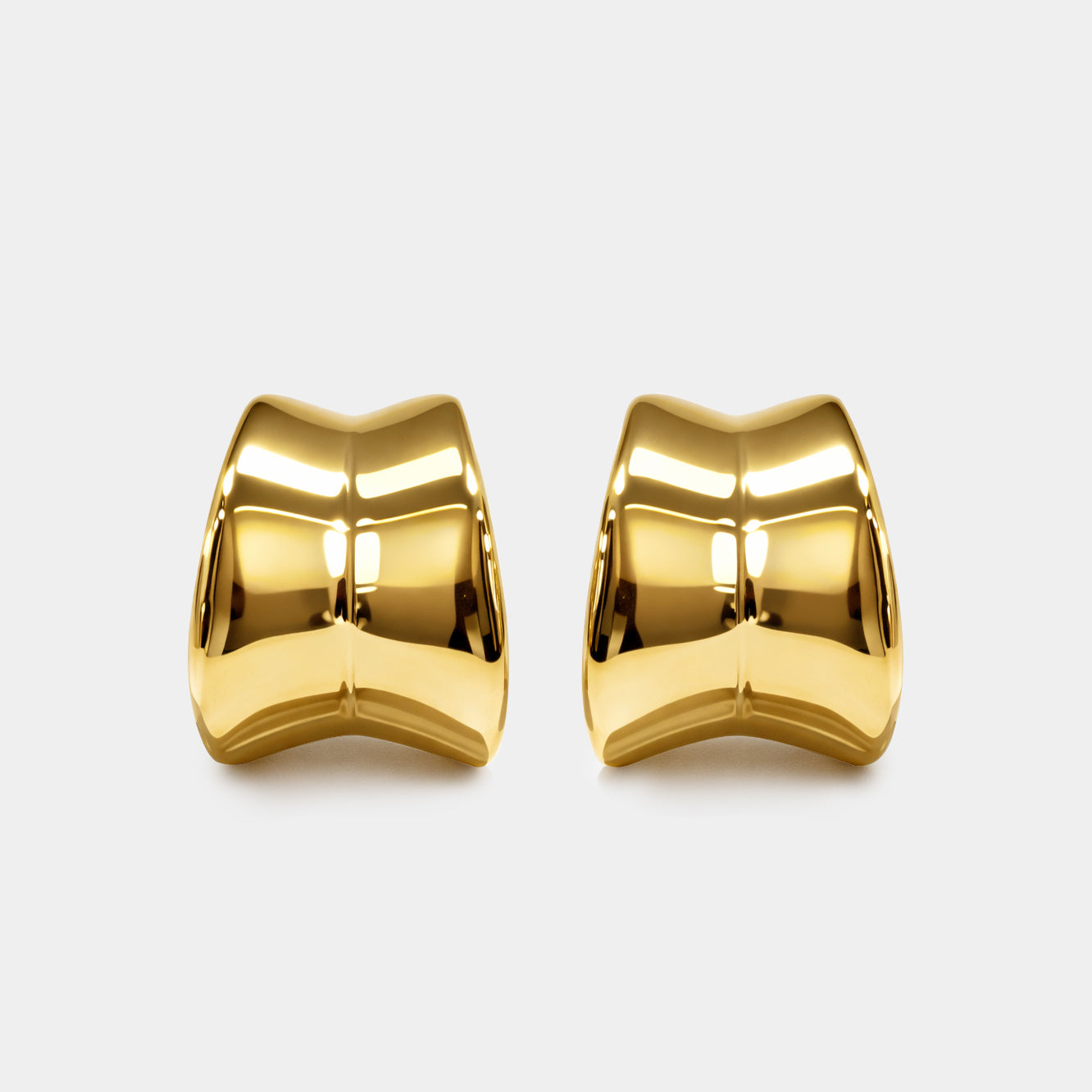 Bizou SF253E001GL – Gold bold curved stainless steel hoop earrings, sculptural design, front view, Bizou jewelry