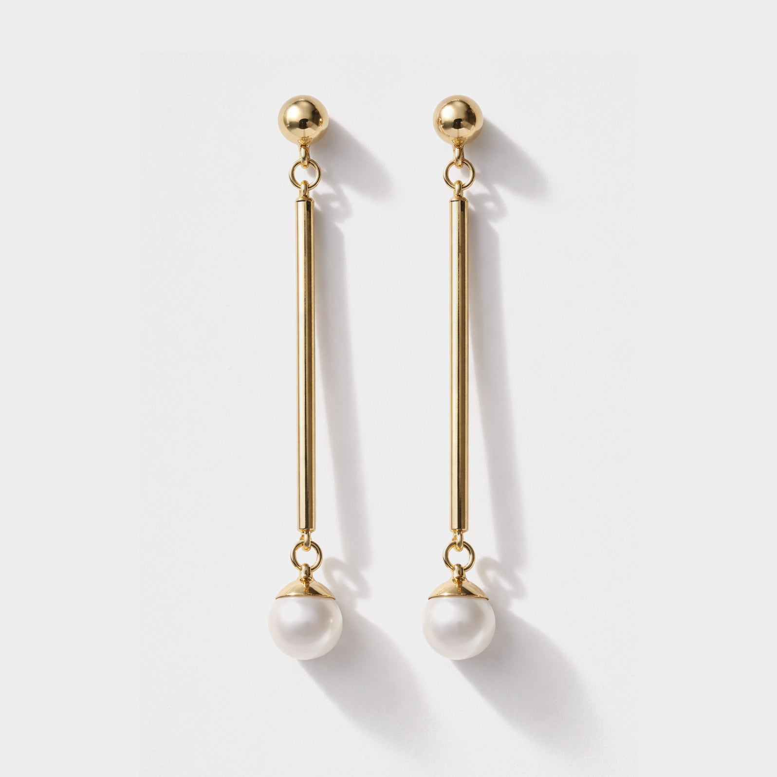 Bizou SF253E004GL – Gold long bar drop earrings with pearl pendant in stainless steel, front view, Bizou jewelry