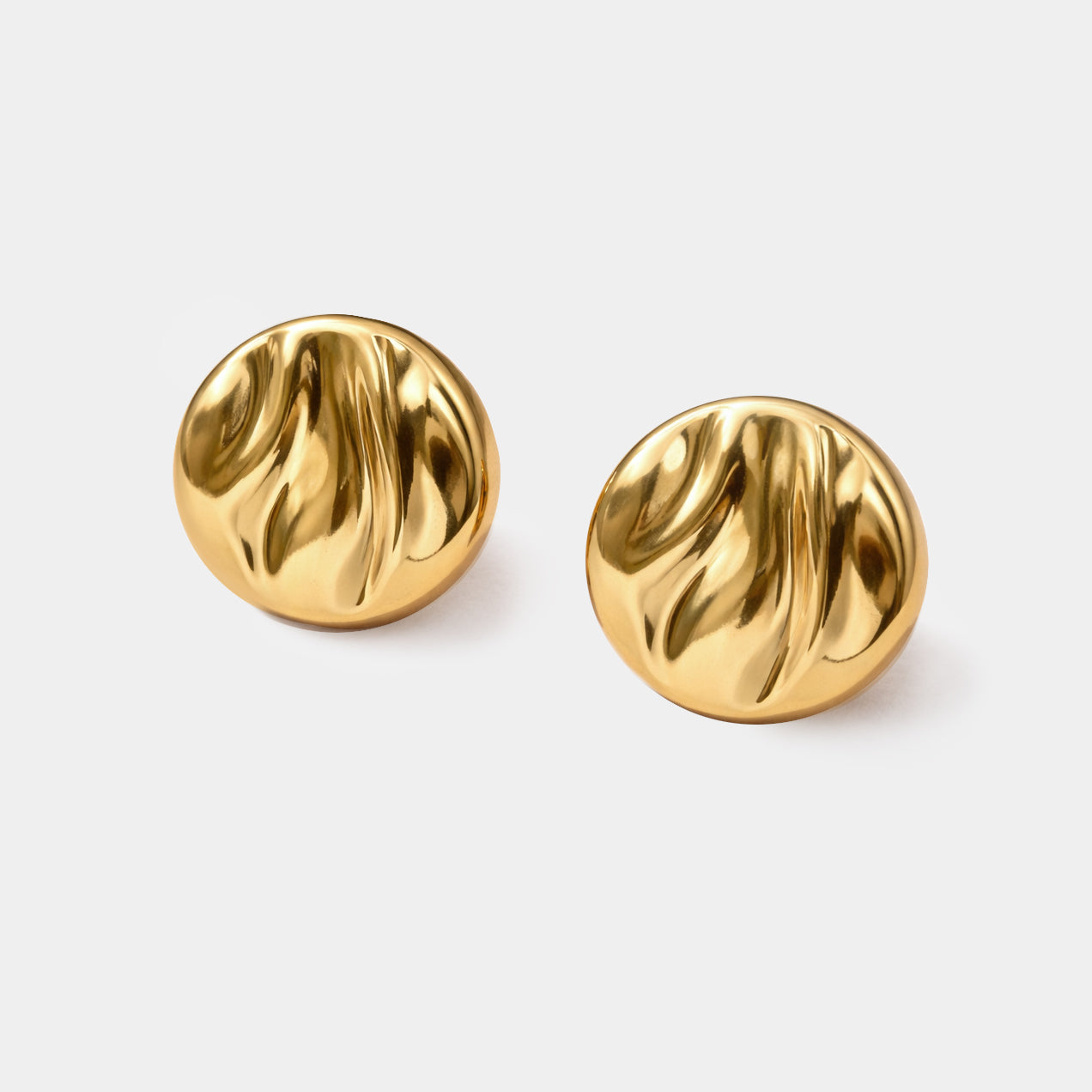 Bizou SF253E010GL – Gold wavy dome stud earrings in stainless steel, large sculptural round dome with organic wave grooves, high-polish finish, front view
