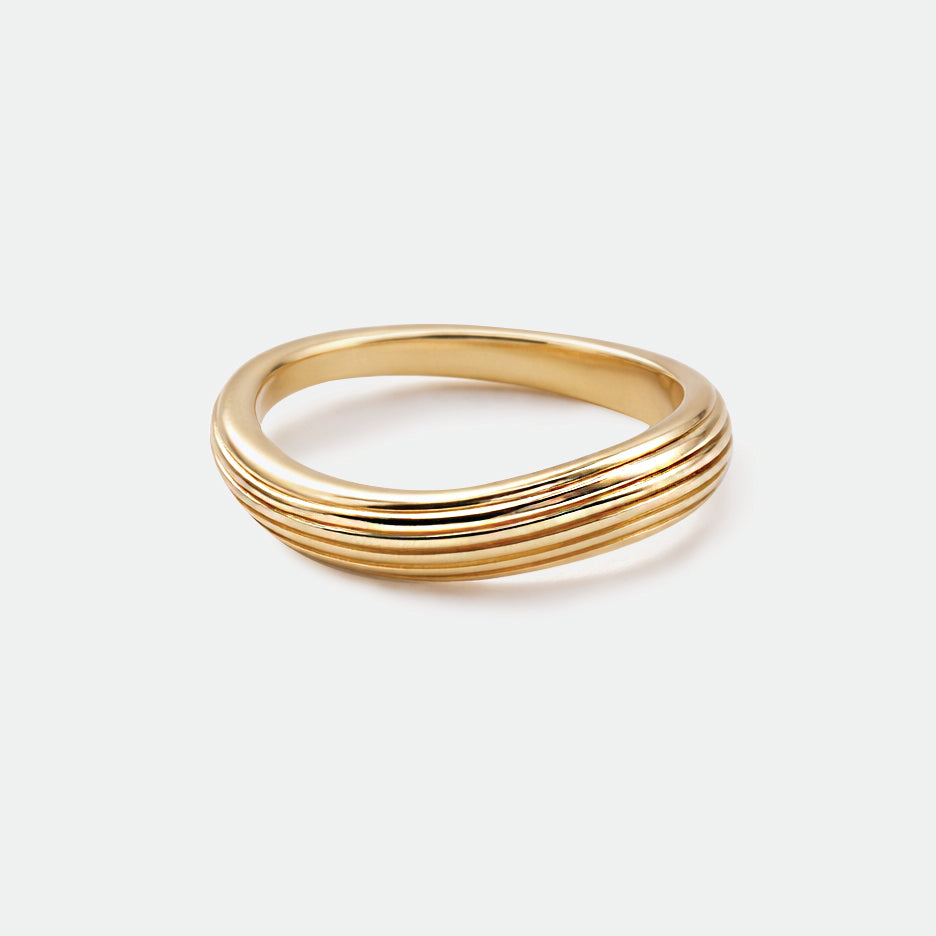 Bizou SF253R032GL – Gold ribbed dome ring in stainless steel, curved wavy band with grooved detail, high-polish finish, Bizou jewelry