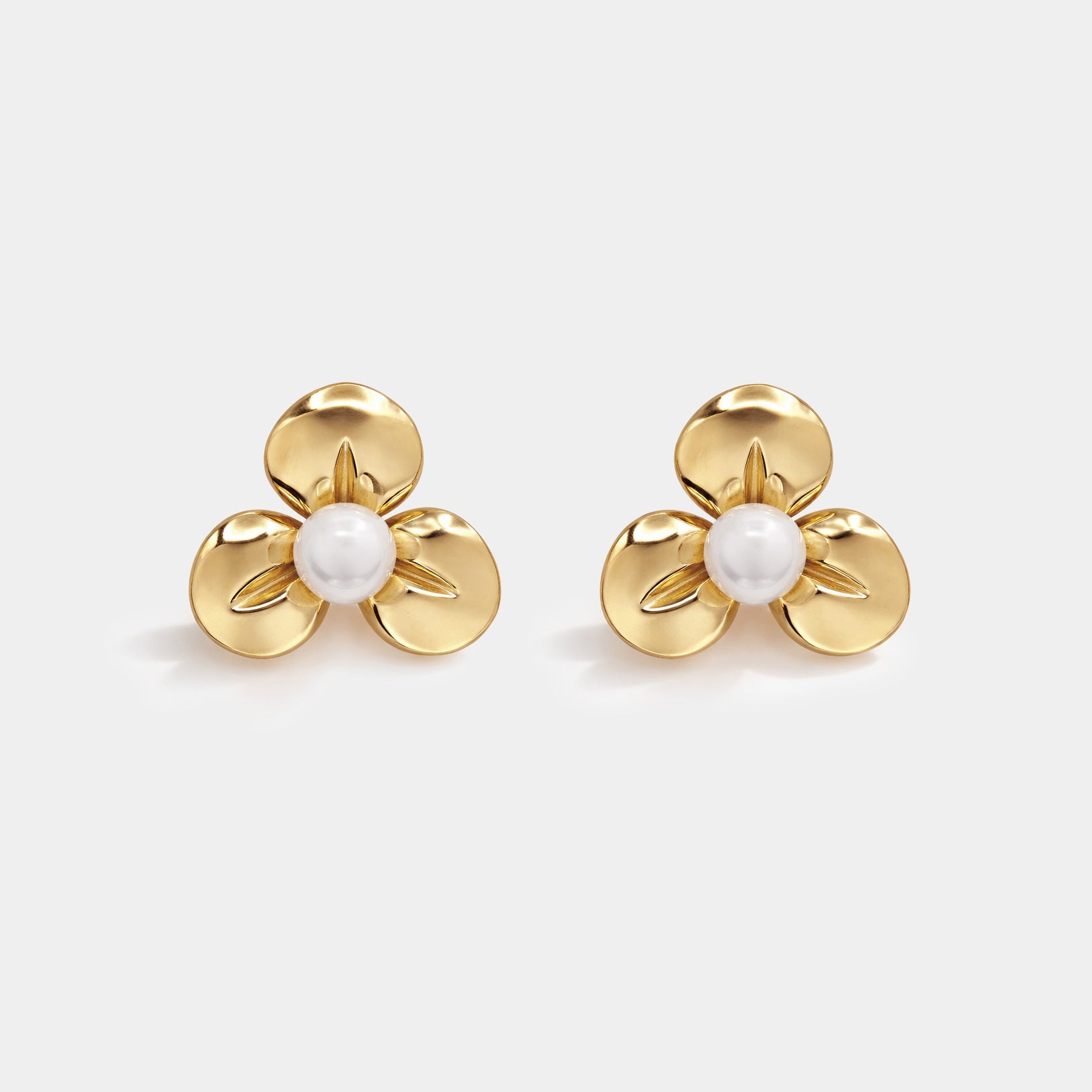 Bizou SS253E002GL – Gold three-petal flower stud earrings in stainless steel with white pearl centre, front view