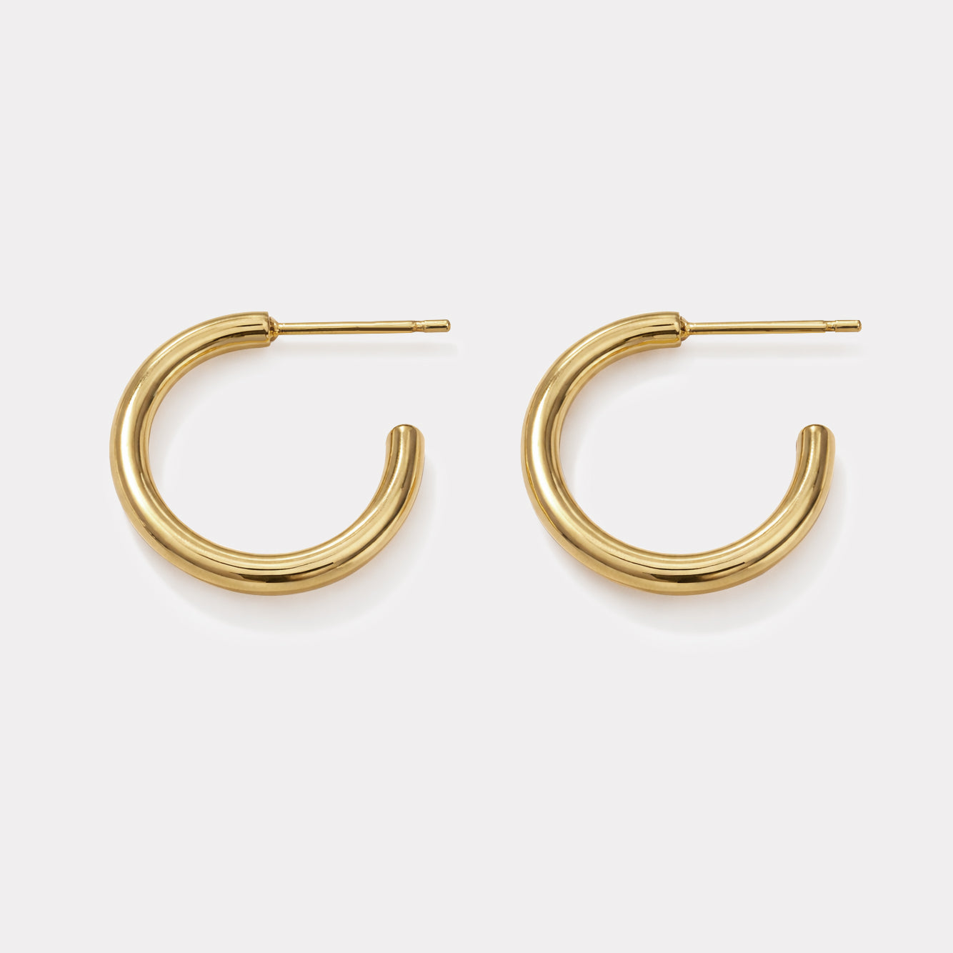 Bizou SS253E004GL – Gold stainless steel grooved tube hoop earrings, open C-shape, front view, Bizou jewelry