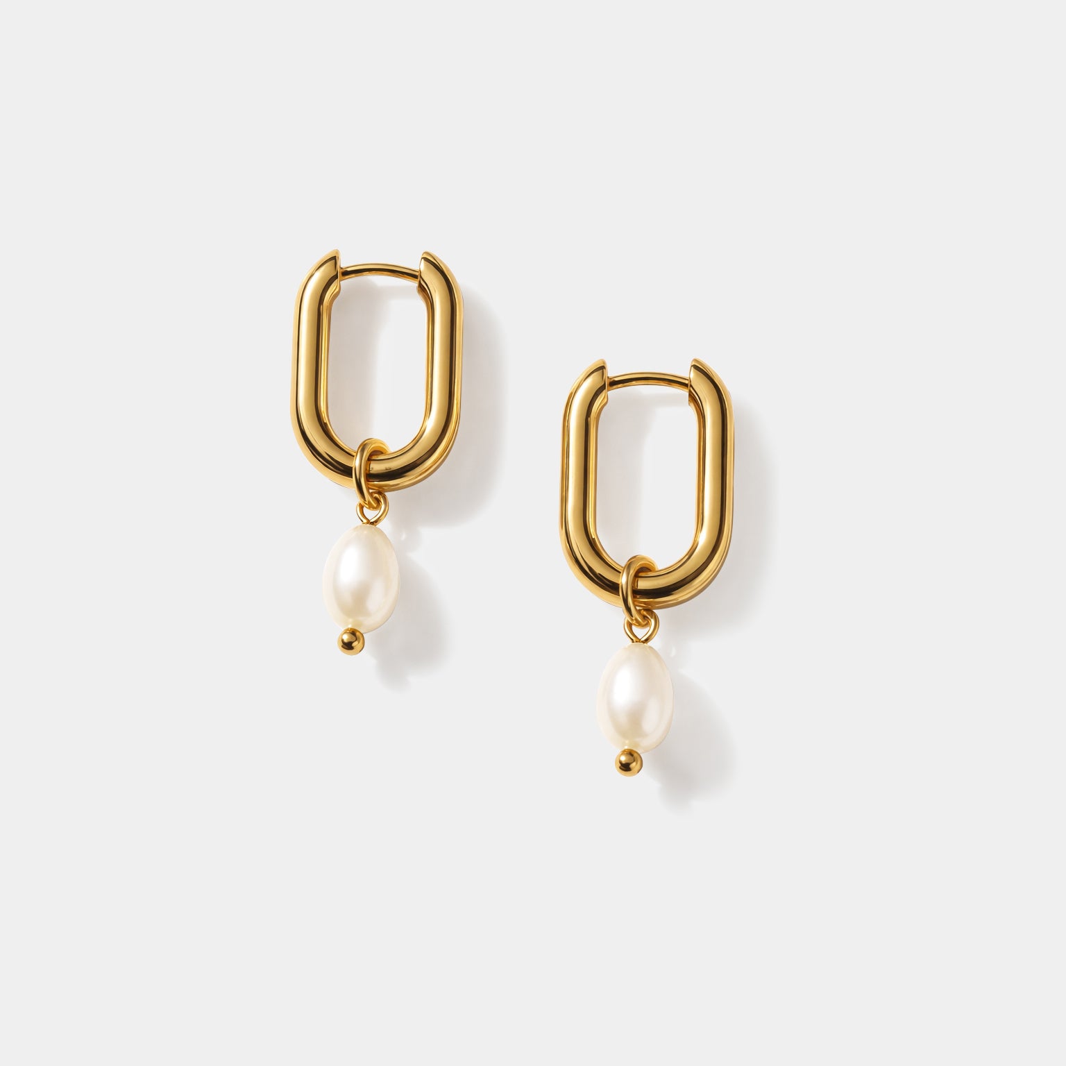 Bizou SS253E007GL – Gold oval huggies hoop earrings with detachable baroque pearl charm in stainless steel, front view