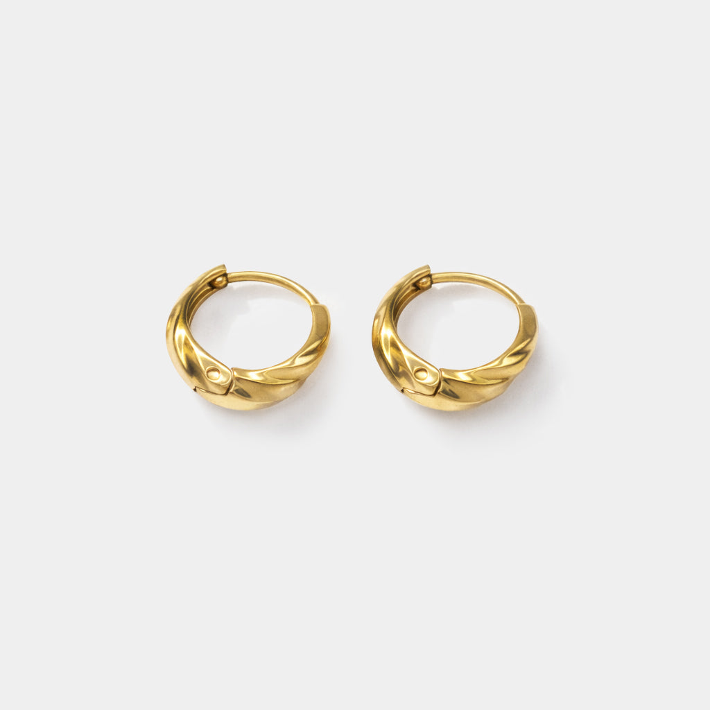 Bizou SS253E009GL – Gold stainless steel wavy huggie earrings, chunky twisted band, high-polish finish, front view