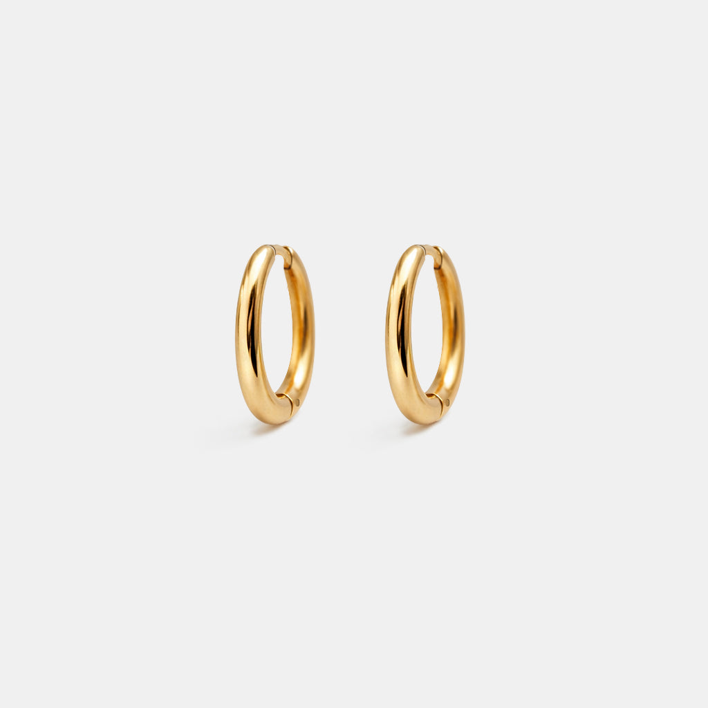 Bizou SS253E010GL – Gold stainless steel chunky huggie hoop earrings, smooth high-polish tube band, angled view, Bizou jewelry

