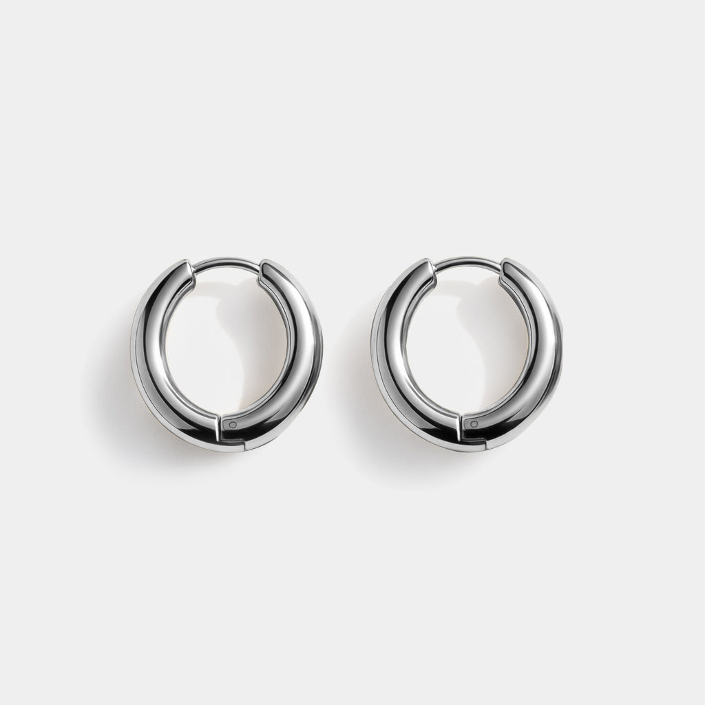 Bizou SS253E010SL – Silver huggie hoop earrings in stainless steel, chunky tube band with hinged click closure, front view
