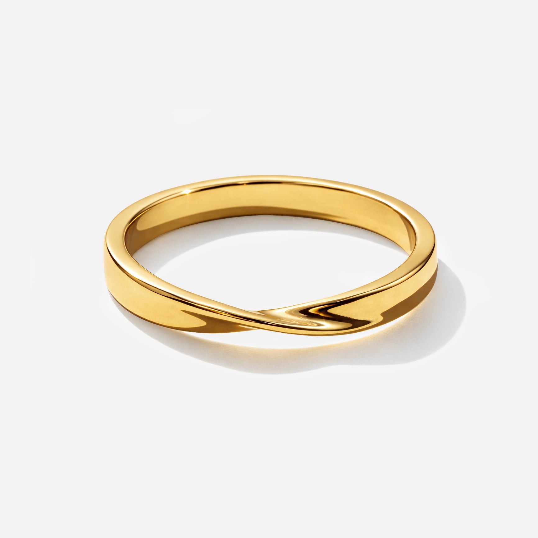 Bizou SS253R028GL – Gold twisted band ring in stainless steel, smooth continuous twist on a wide flat band, high-mirror polish finish, angled view

