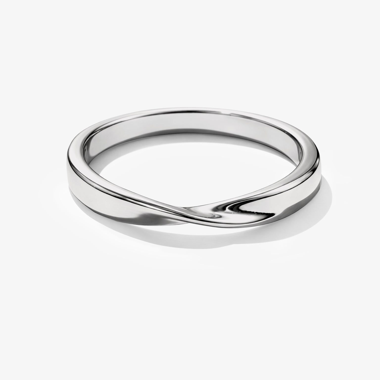 Bizou SS253R028SL – Silver twisted band ring in stainless steel, smooth continuous twist on a wide flat band, high-mirror polish finish, angled view

