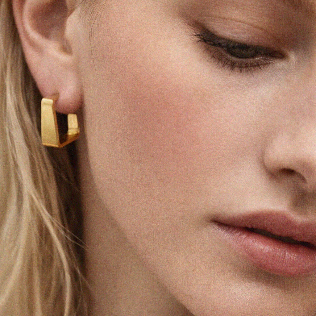 Gold square hoop earring in stainless steel – close-up on model – Bizou
