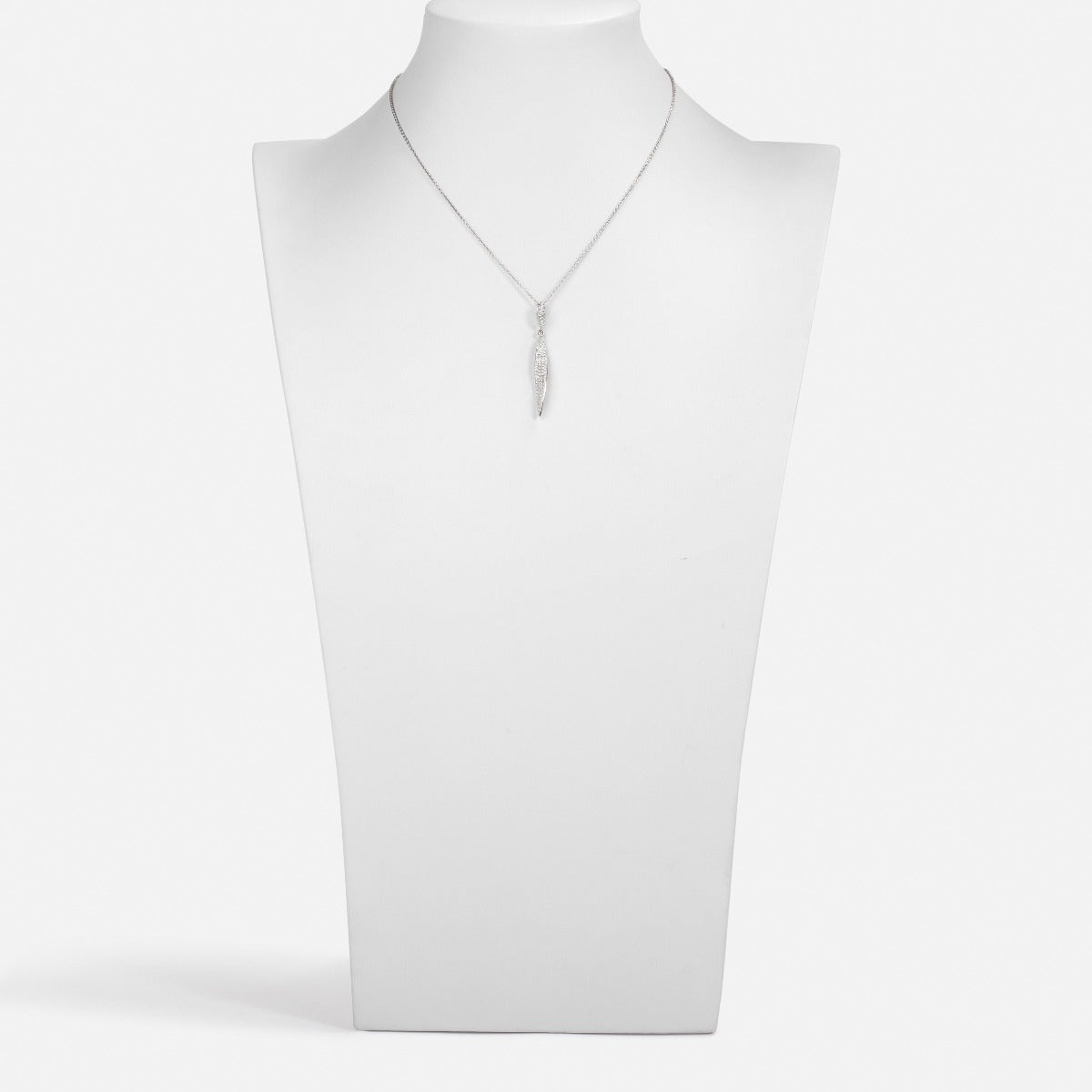 Long collier en argent sterling avec pendentif légèrement torsadé