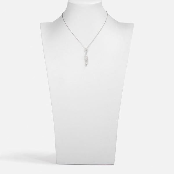 Charger l&#39;image dans la galerie, Long collier en argent sterling avec pendentif légèrement torsadé
