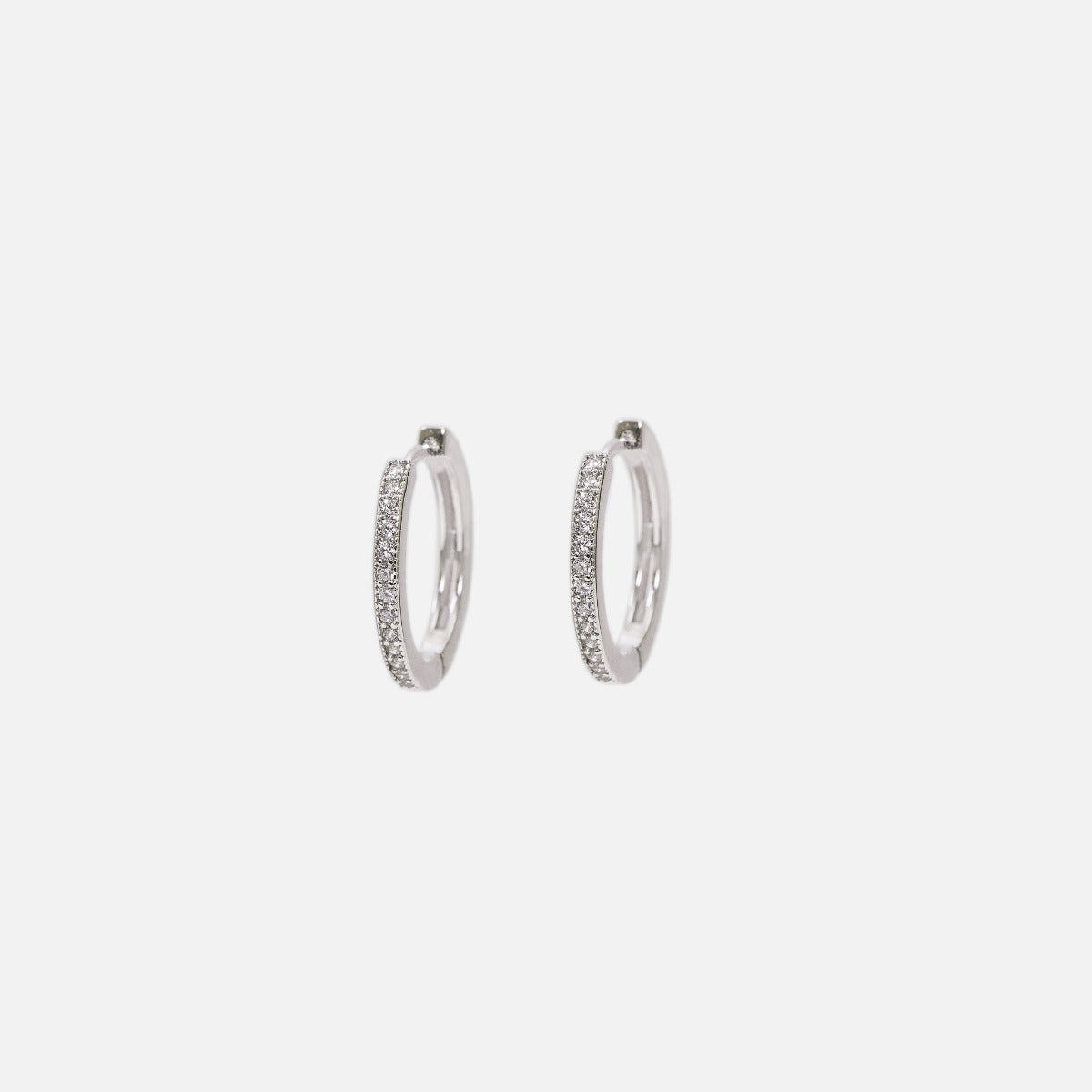 Boucles d’oreilles anneaux avec zircons cubiques en argent sterling