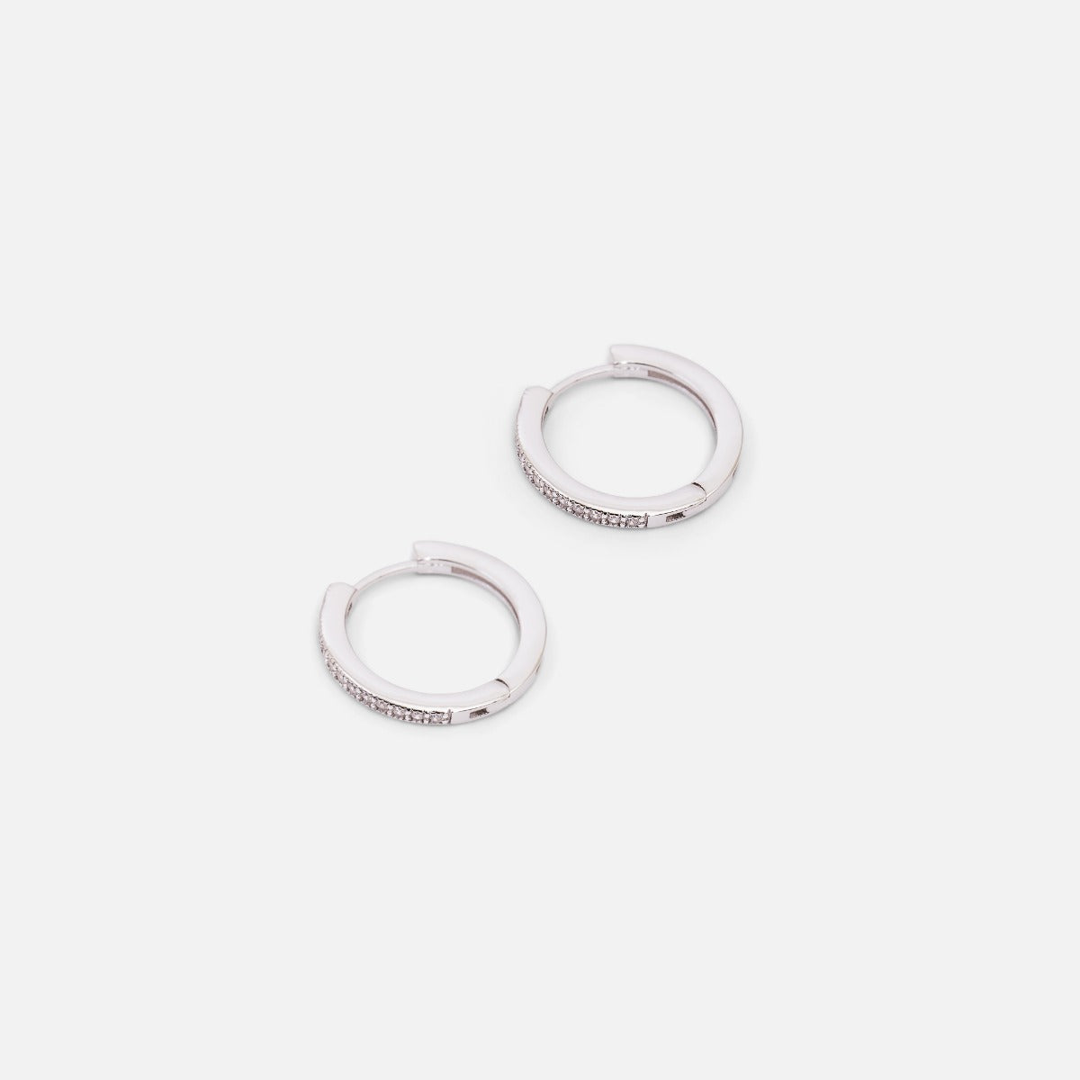 Boucles d’oreilles anneaux avec zircons cubiques en argent sterling