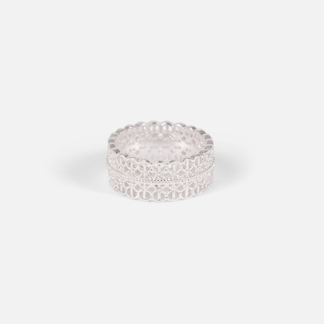 Large ring with lace effect