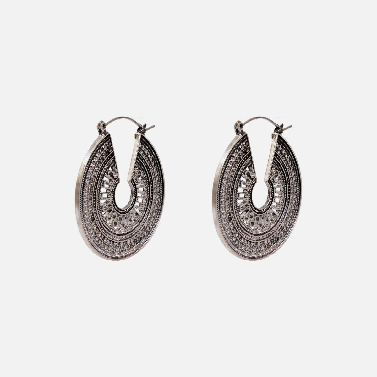 Boucles d’oreilles anneaux argentés avec motif antique
