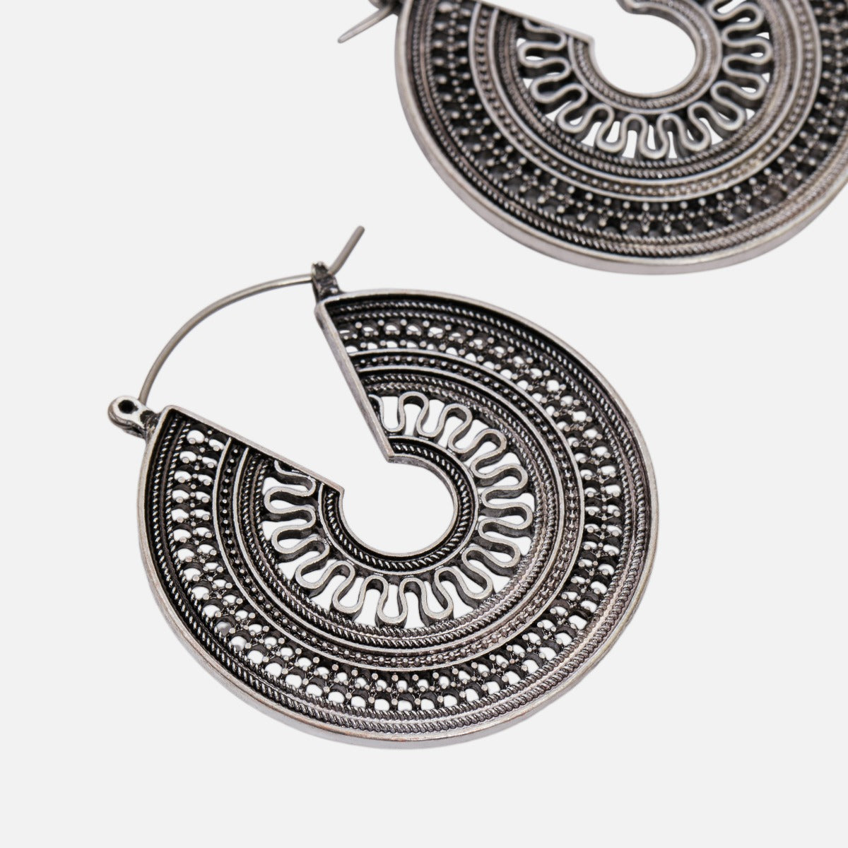 Silver hoop earrings with antique pattern 
