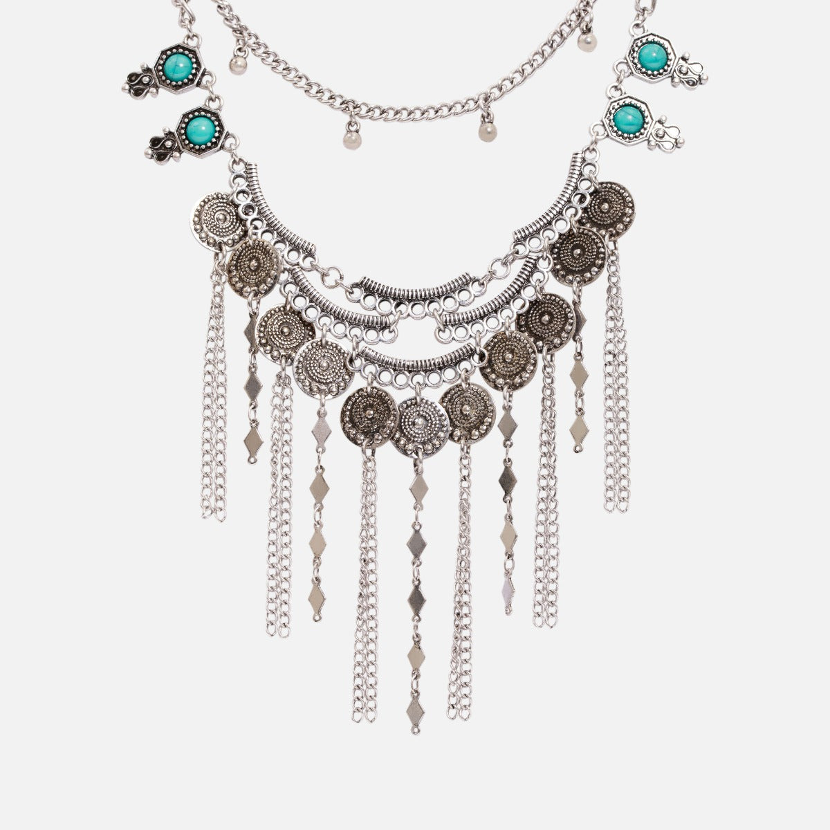 Long collier argenté avec plusieurs rangs