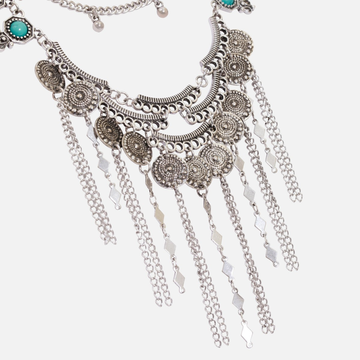 Long collier argenté avec plusieurs rangs