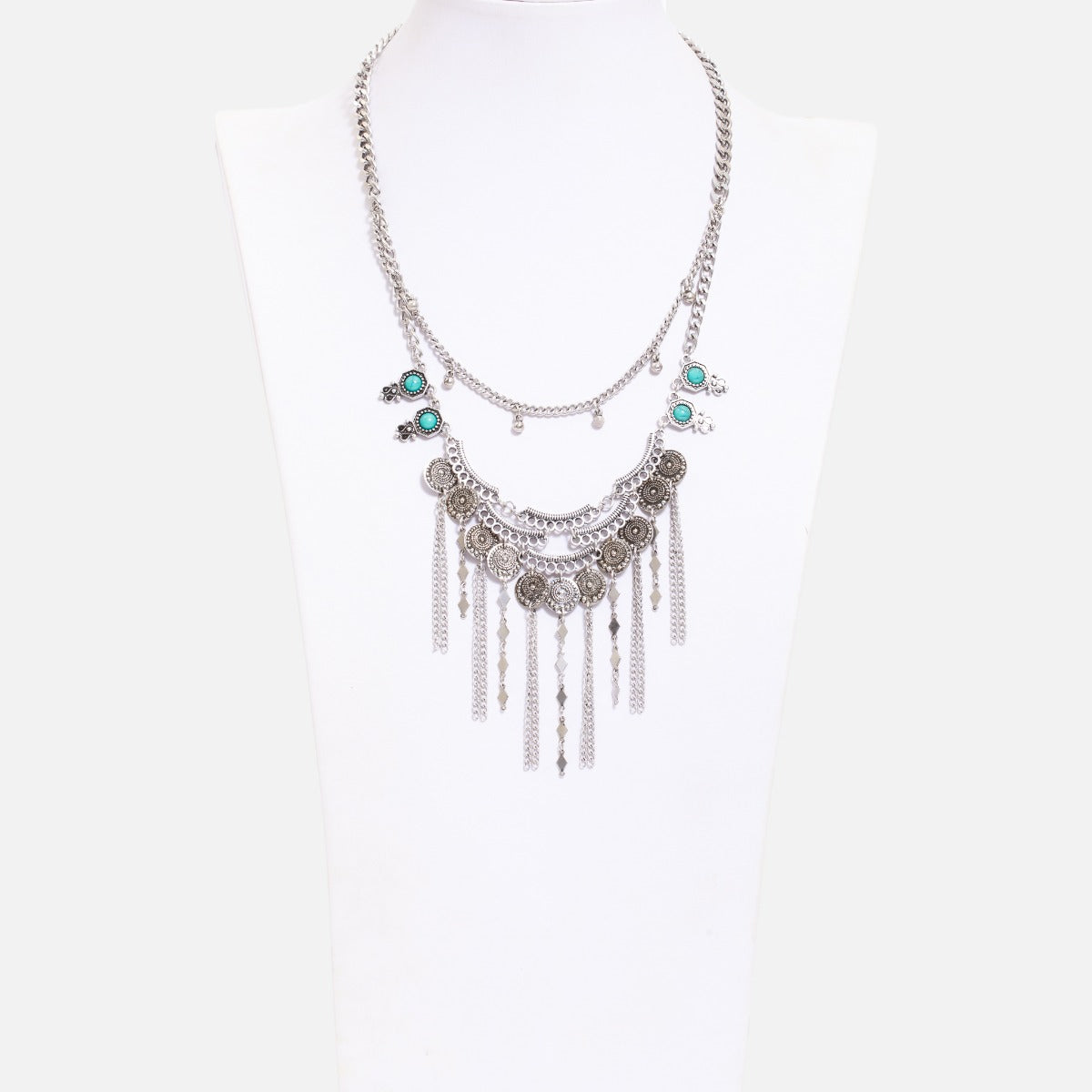 Long collier argenté avec plusieurs rangs