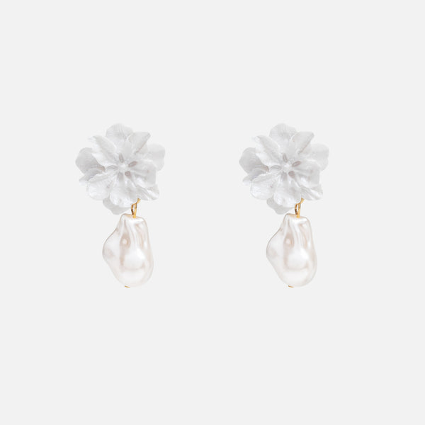 Load image into Gallery viewer, White earrings with pearls and flowers
