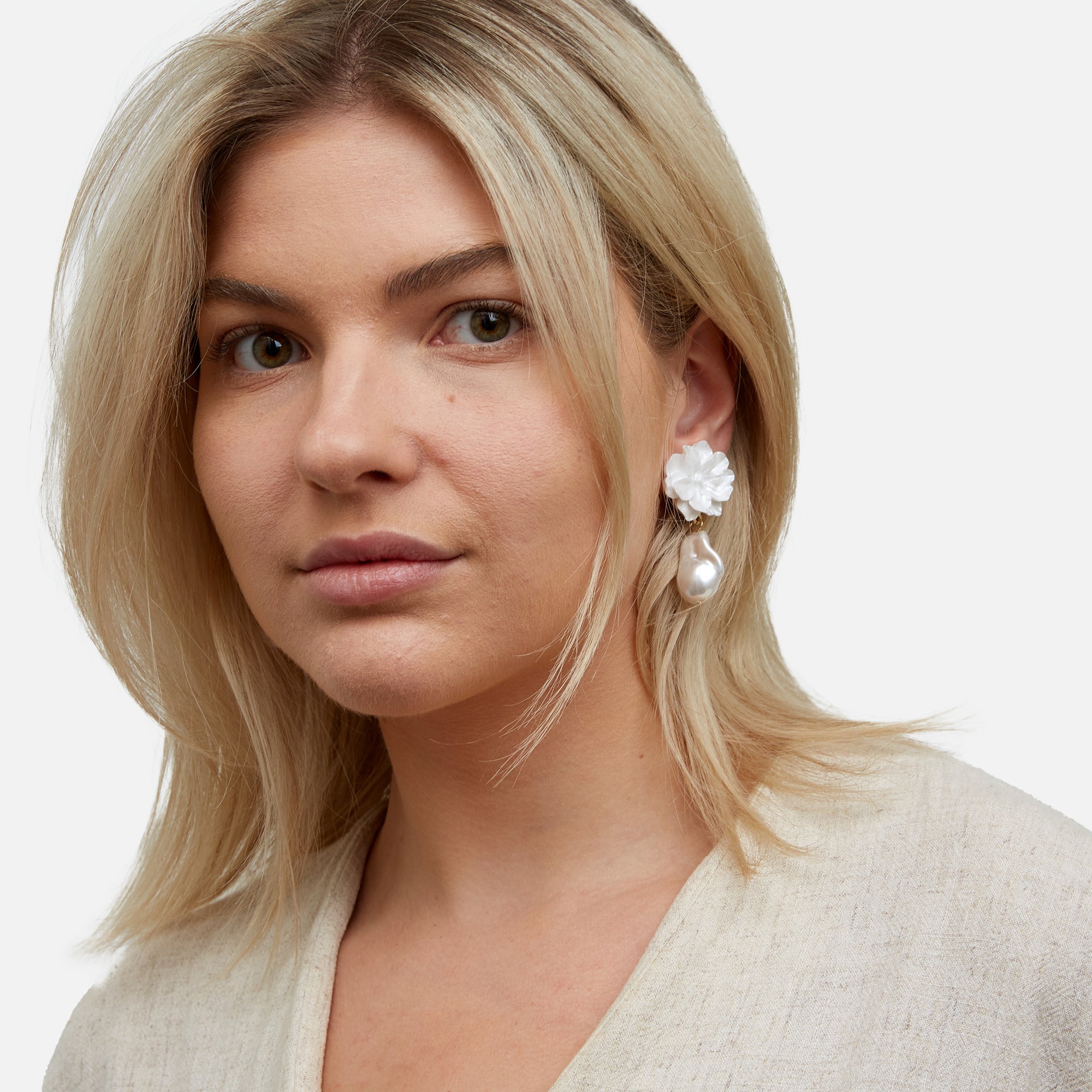 White earrings with pearls and flowers
