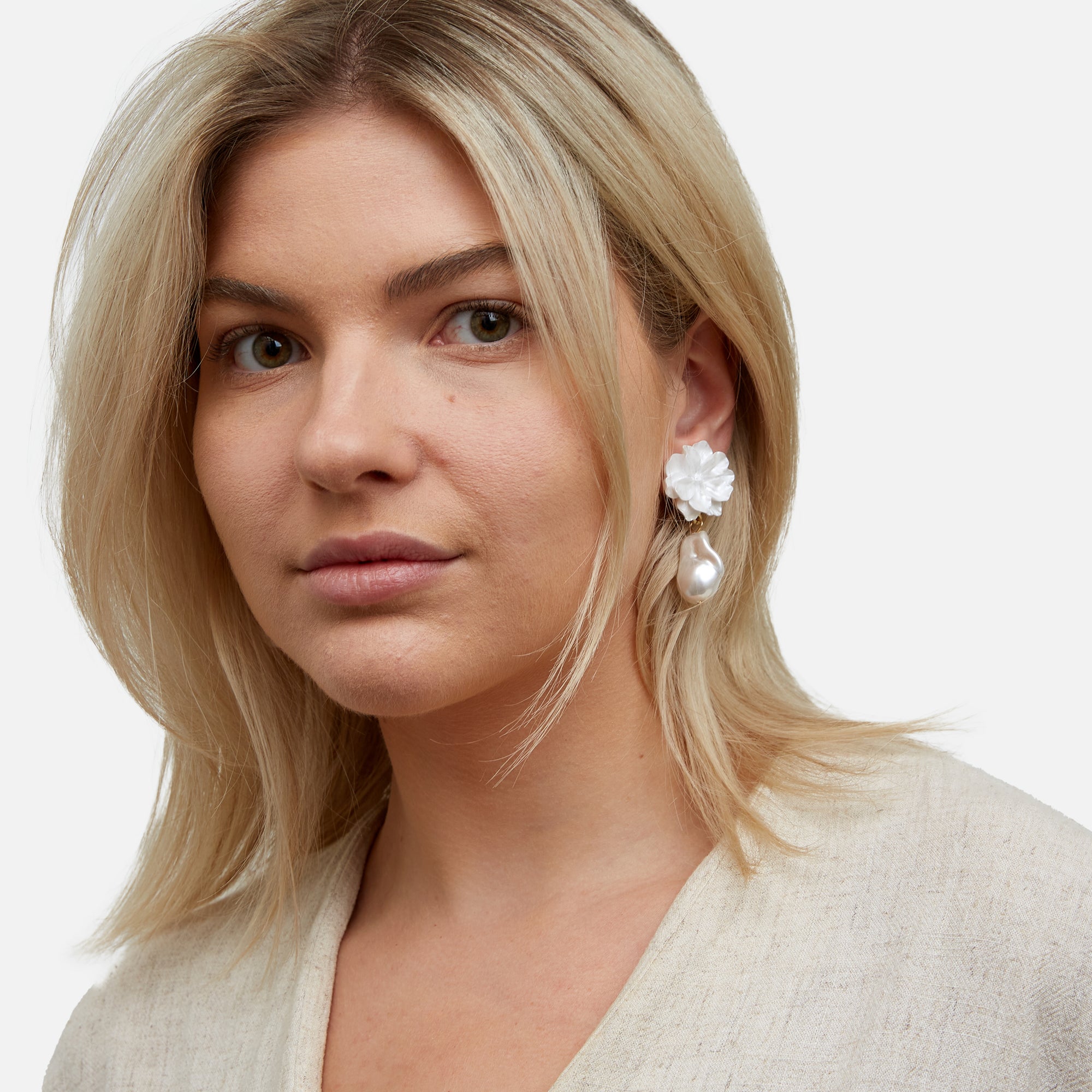 Boucles d’oreilles blanches avec perles et fleurs