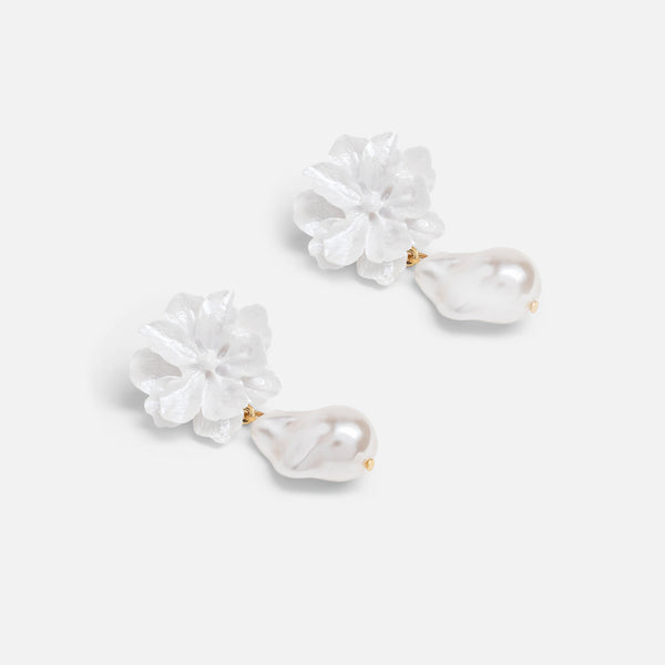 Charger l&#39;image dans la galerie, Boucles d’oreilles blanches avec perles et fleurs
