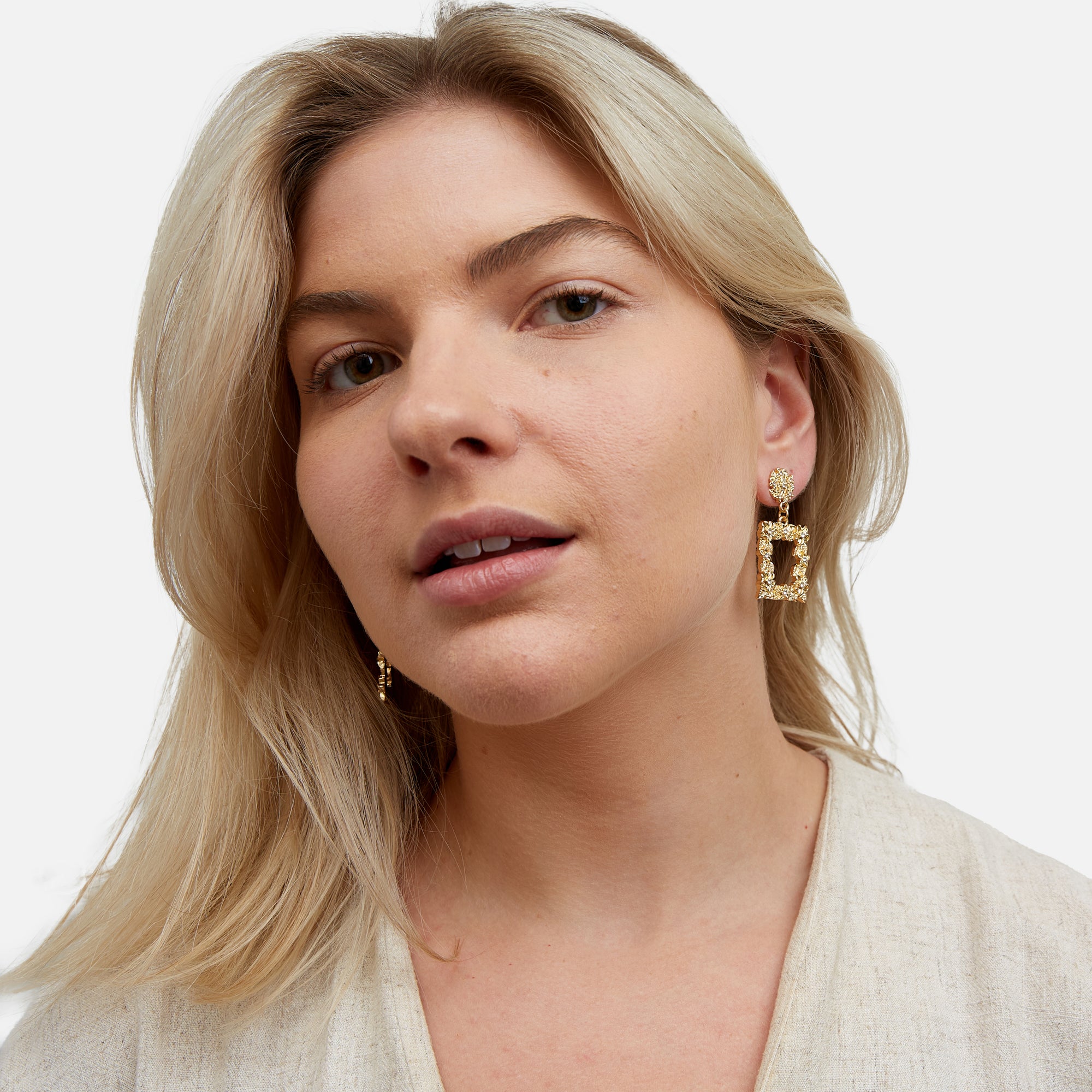 Golden square earrings with flowers