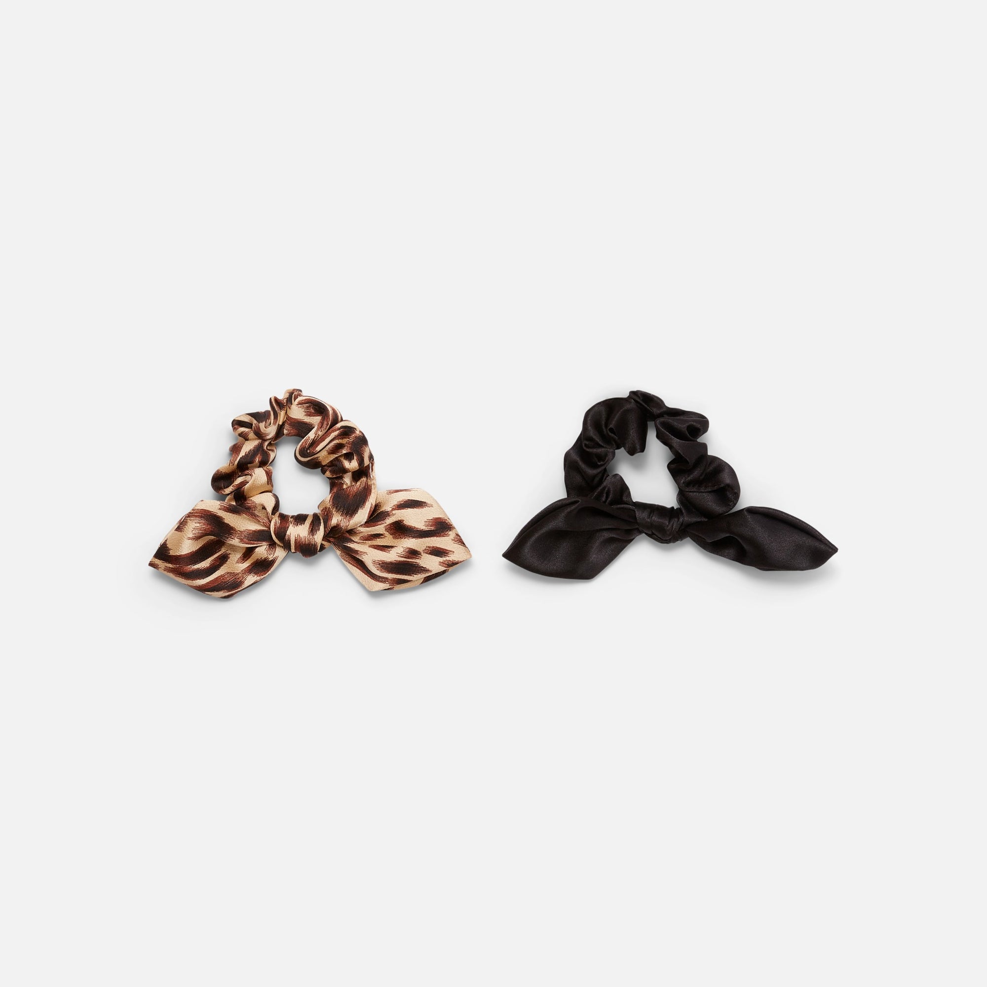 Set of 2 scrunchies in black and animal print with bows