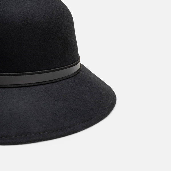 Charger l&#39;image dans la galerie, Chapeau cloche noir avec ceinture cuir
