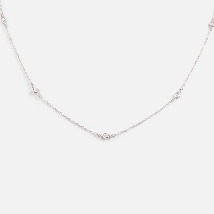 Chaine argentée avec cercles et zircons