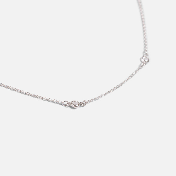 Chaine argentée avec cercles et zircons