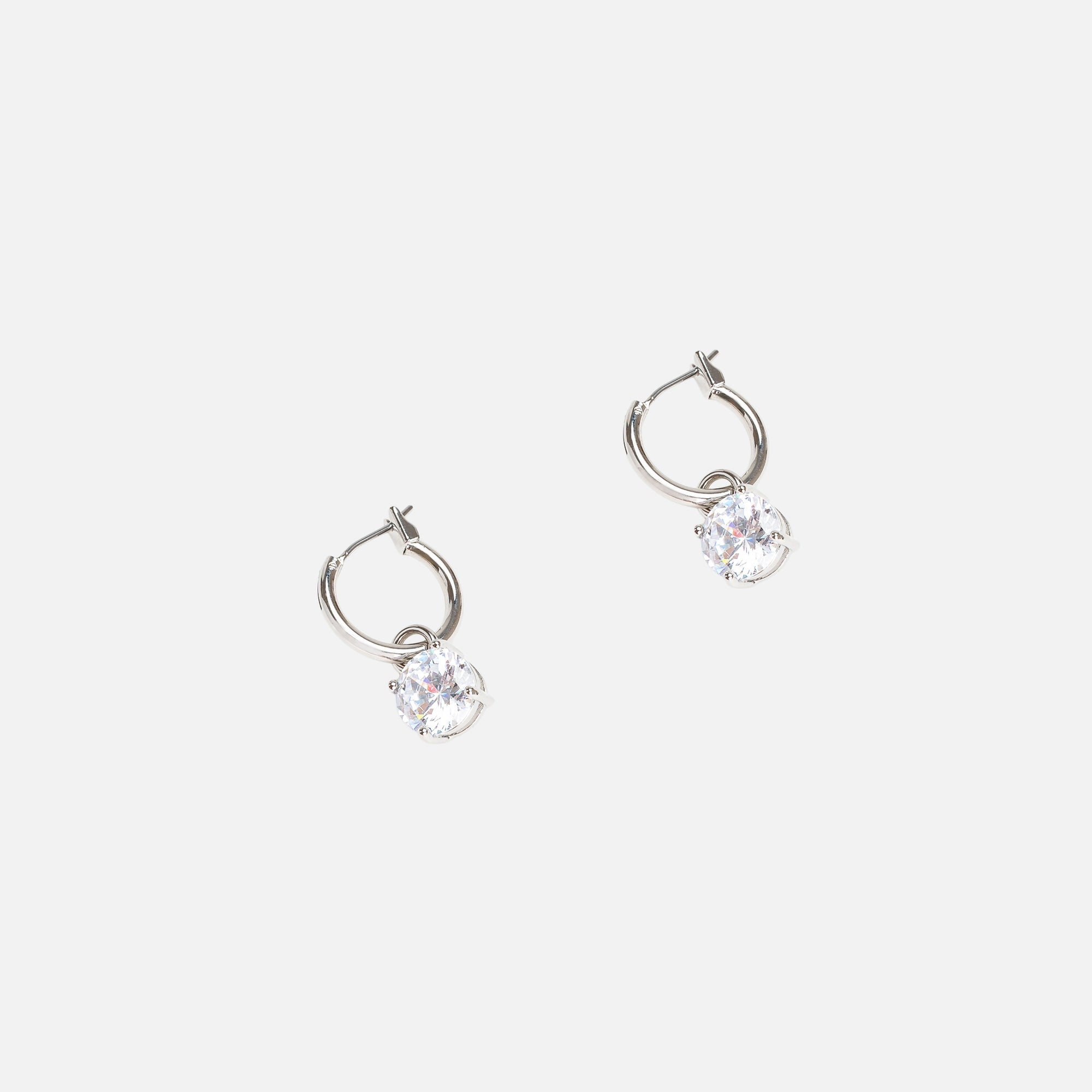 Boucles d’oreilles anneaux argentés avec breloque zircon cubique