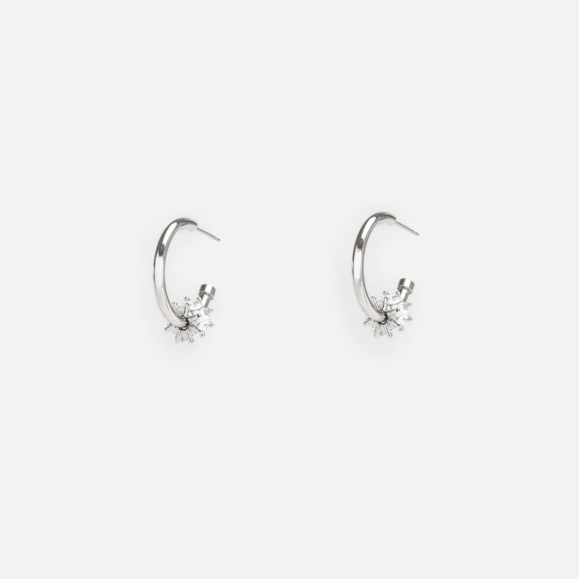 Boucles d’oreilles anneaux argentés avec breloque vis