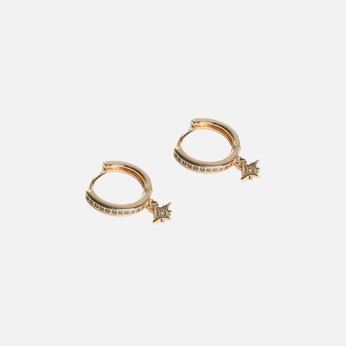 Boucles d’oreilles anneaux argentés avec breloque étoile