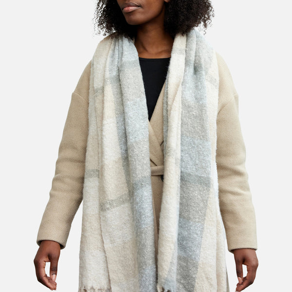 Load image into Gallery viewer, Cozy beige scarf with plaid pattern
