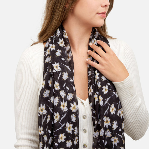 Charger l&#39;image dans la galerie, Foulard rectangle noir avec petites marguerites
