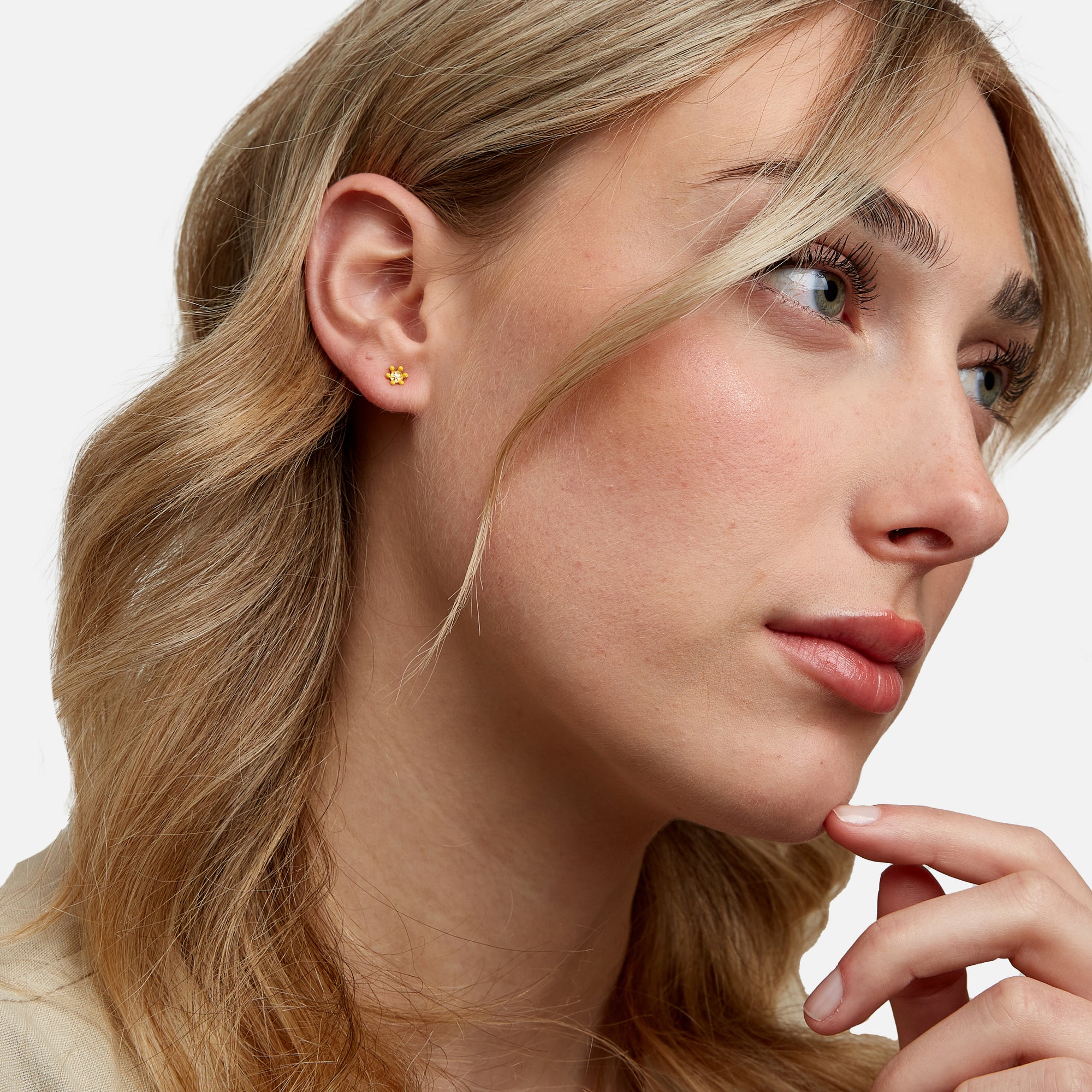 Set of three golded daisy and hoop earrings 