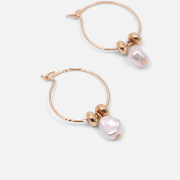 Load image into Gallery viewer, Set of four golden earrings with seashells and pearls
